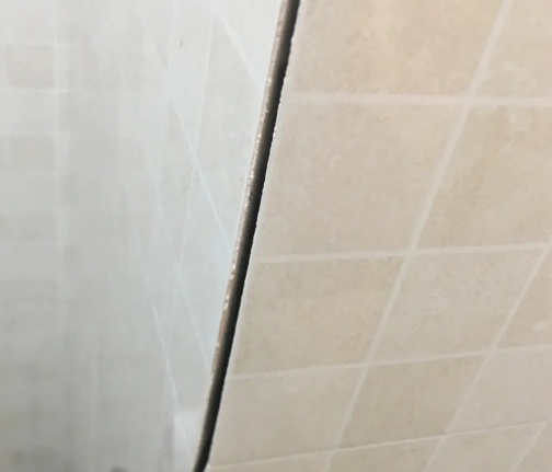 三台瓷砖空鼓维修公司分享阳台瓷砖脱落的修复过程可以分为以下几个步骤