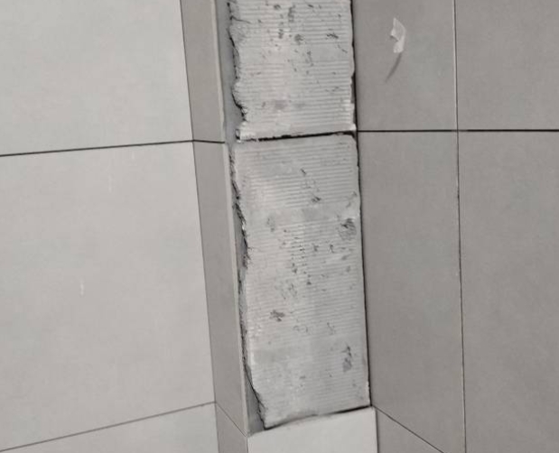 三台瓷砖空鼓维修公司分享下瓷砖施工前基层浇水润湿程度不足，可能导致以下问题