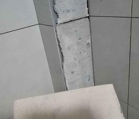 三台瓷砖空鼓维修公司分享下厨房瓷砖脱落的补救措施。
